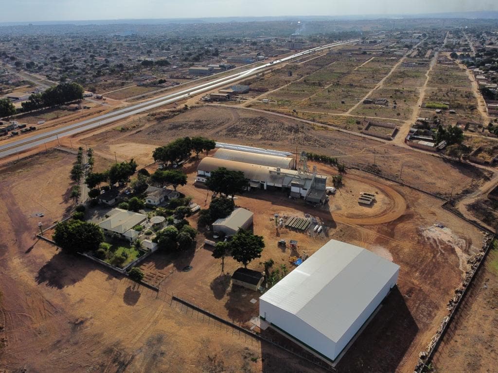 Vista aérea da unidade com BR-040 ao fundo